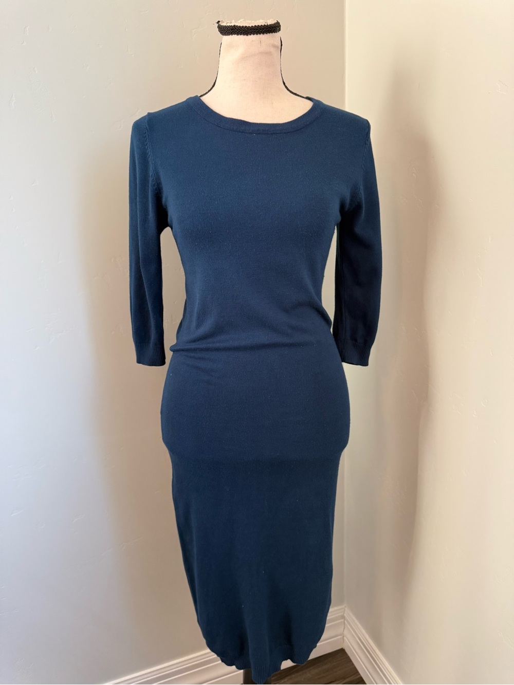 Classic Navy Midi Knit Dress - Sleek Everyday Style - Picture 8 of 12